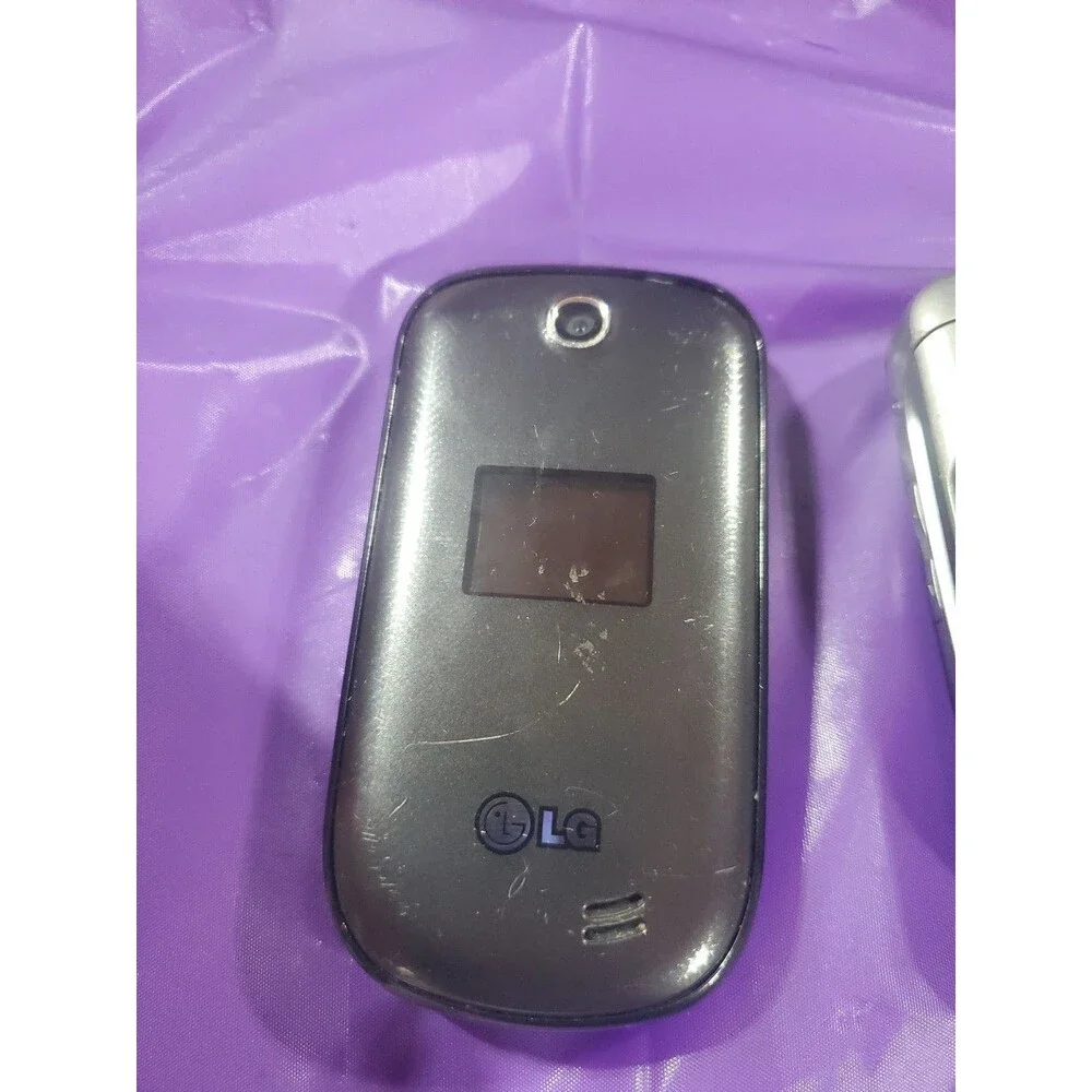 2 lg flip phone 220c and 238C working condition